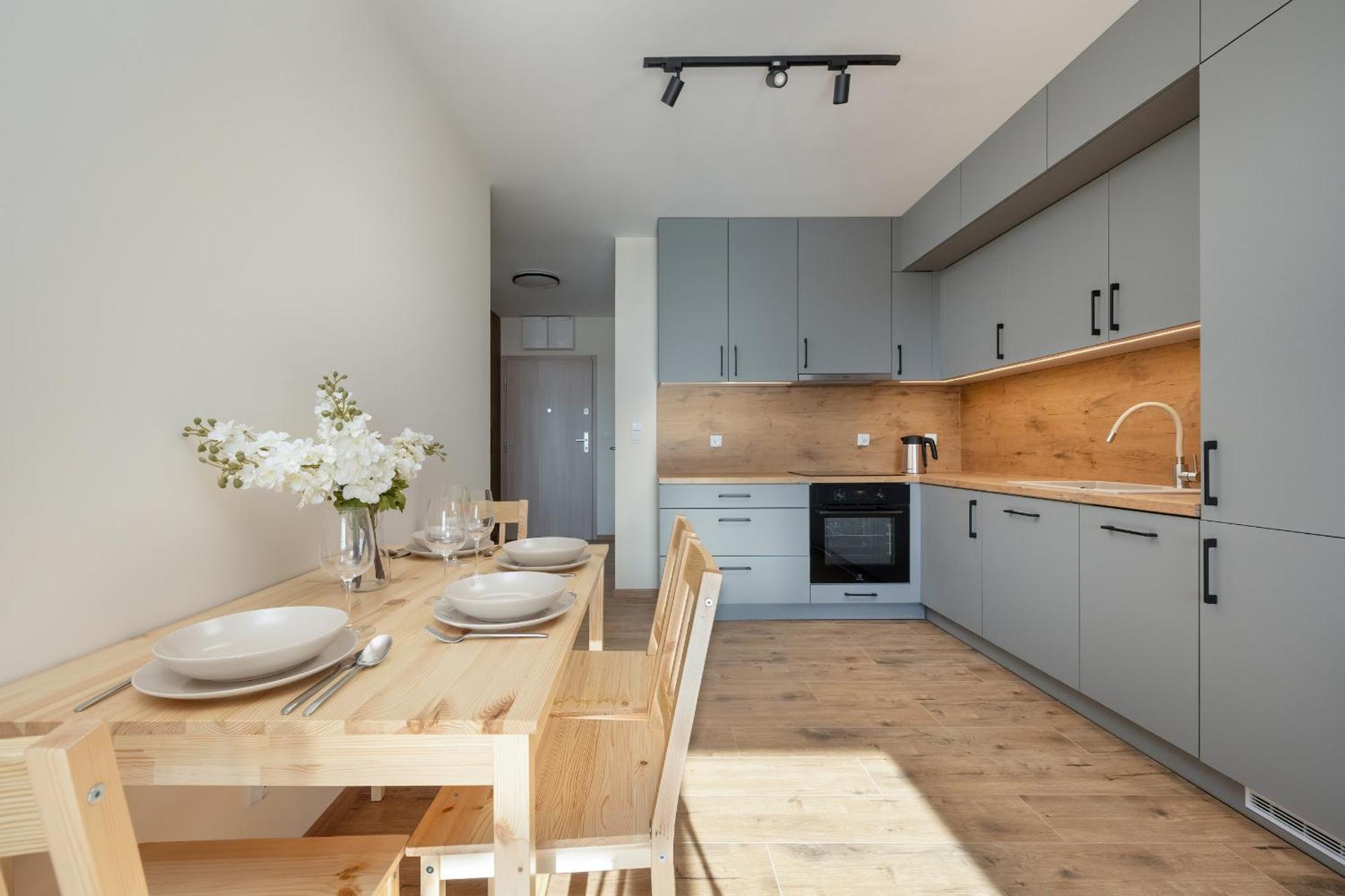 Wroclaw 1-Bedroom Apartment With Parking & Balcony By Noclegi Renters Екстериор снимка